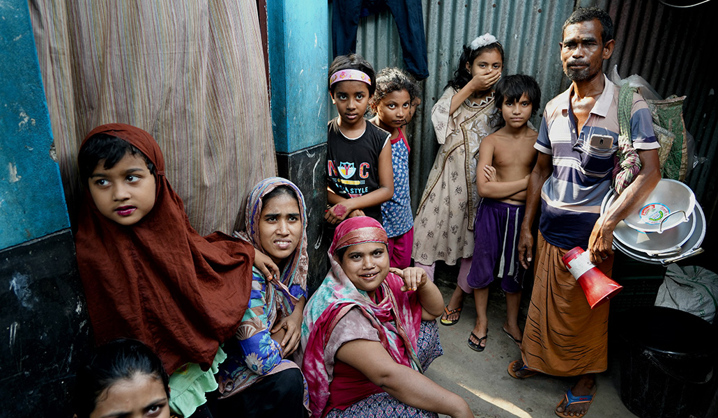 Familia golpeada por el desempleo en un 'slum' de Daca, la capital de Bangladés