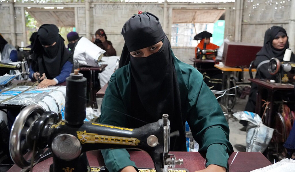 Trabajadoras de una fábrica textil de Cox’s Bazar, en el sureste del país, lugar de acogida de un millón de refugiados rohinyás