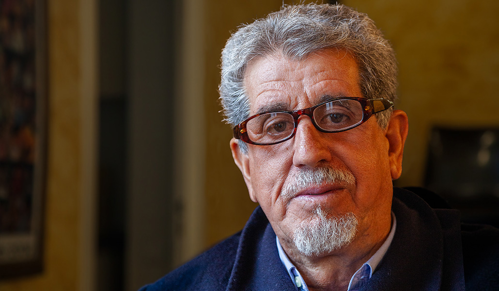 Ahmed (Jaime para los amigos) acerca a todo el mundo en furgoneta