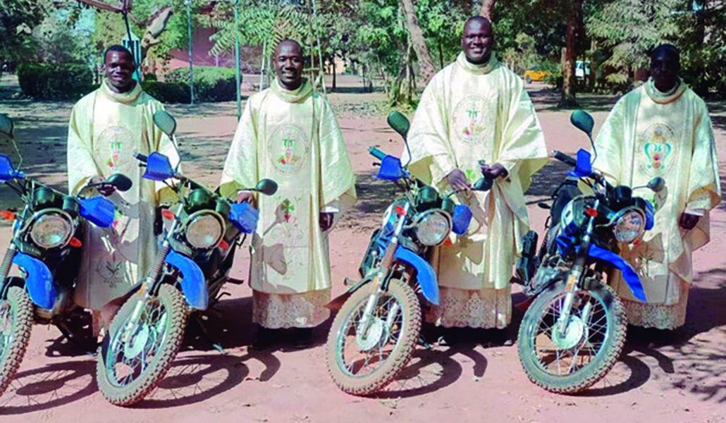 Entrega de motos a sacerdotes en Burkina Faso gracias a ACN. Muchos las usan para evitar a los yihadistas, pero en este caso no sirvió a los catequistas asesinados