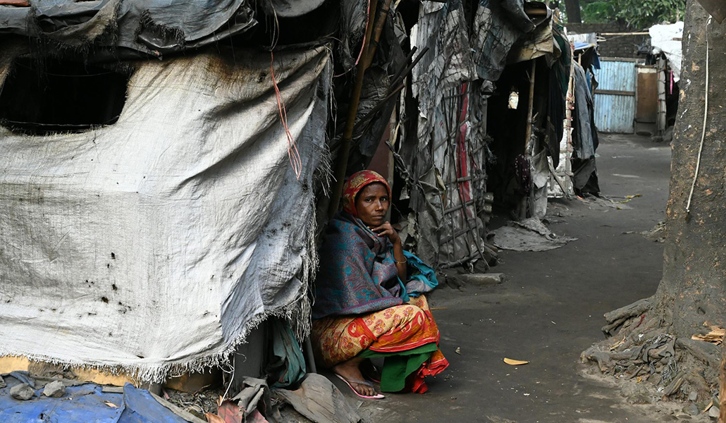 Una mujer en un poblado chabolista de Chittagong, Bangladés