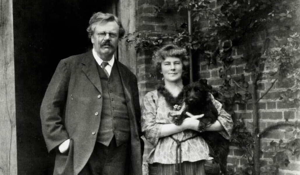 Chesterton con su mujer, Frances, en su casa de Top Meadow, en Beaconsfield (Reino Unido)