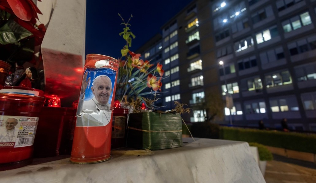 Imagen nocturna del hospital Policlínico Gemelli de Roma