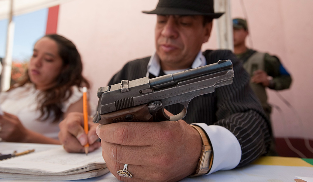 Entrega de una pistola en la parroquia de los Santos Reyes, en Ciudad de México
