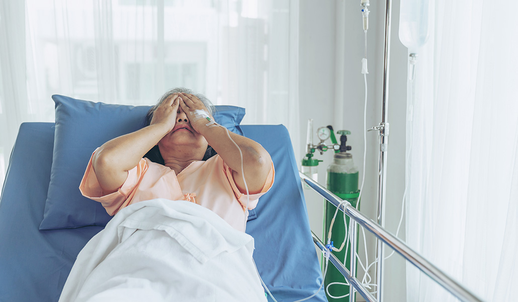 Foto de recurso de una persona hospitalizada