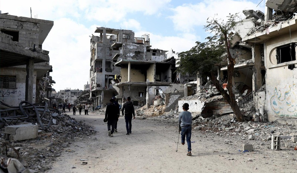 Un niño sin pierna camina entre las ruinas de Al-Bureij, en Gaza