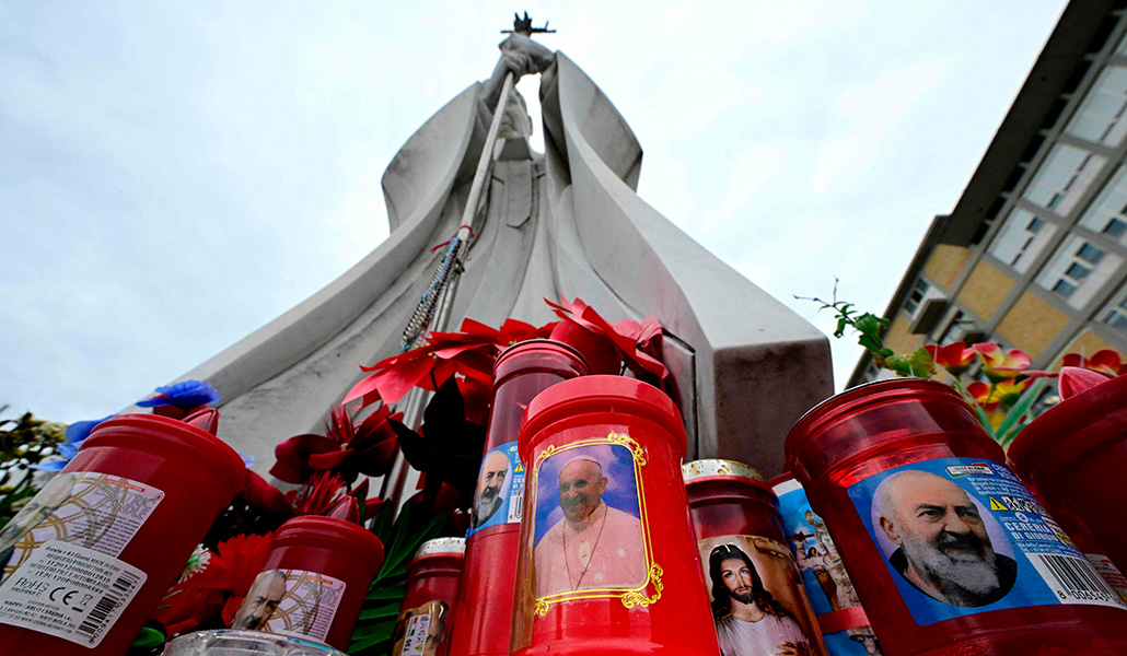 Los fieles encienden cirios por el Papa a las puertas del hospital