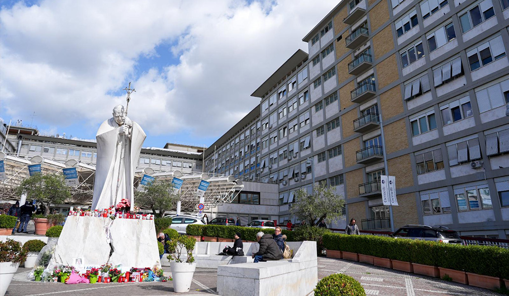 El centro en el que está ingresado el Papa