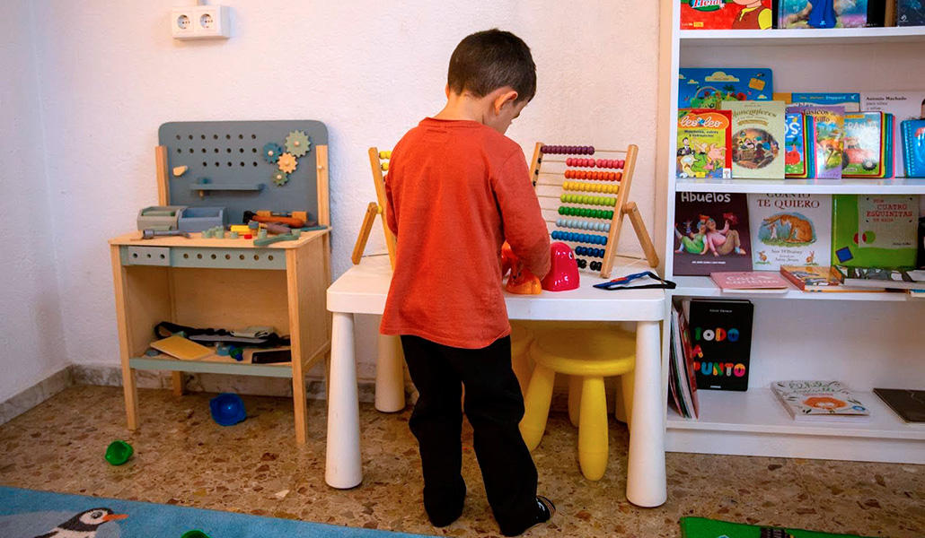 Un niño juega en un espacio seguro en la localidad de Sedaví tras el paso de la DANA