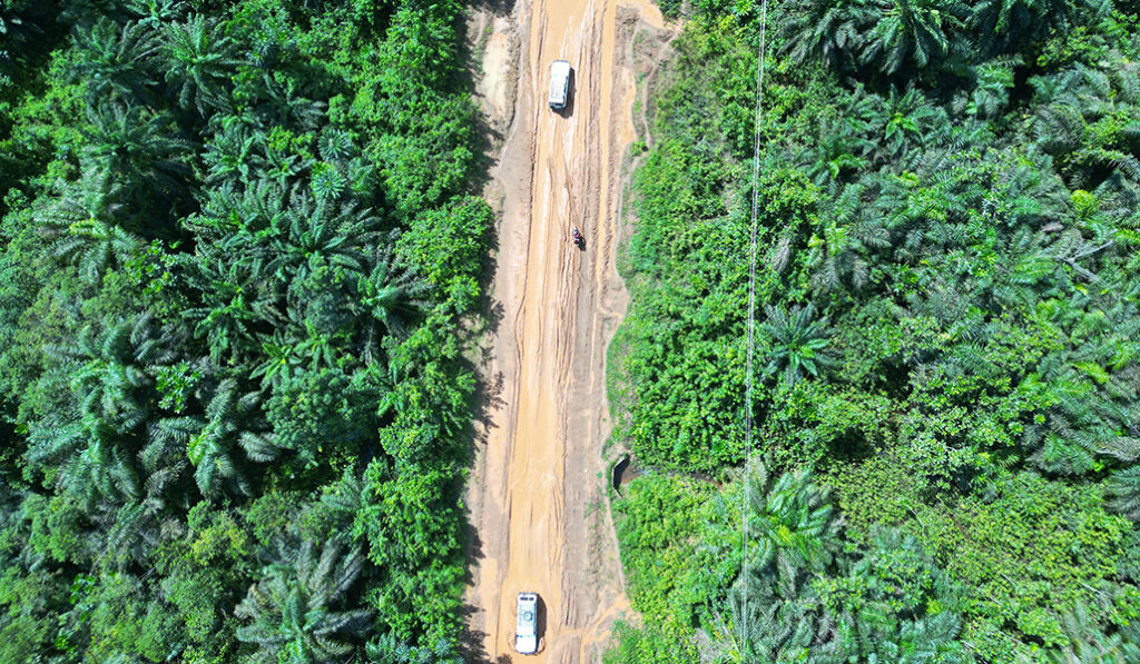 El mal estado de las carreteras y las lluvias hacen que los funcionarios tarden una semana en llegar a algunos lugares