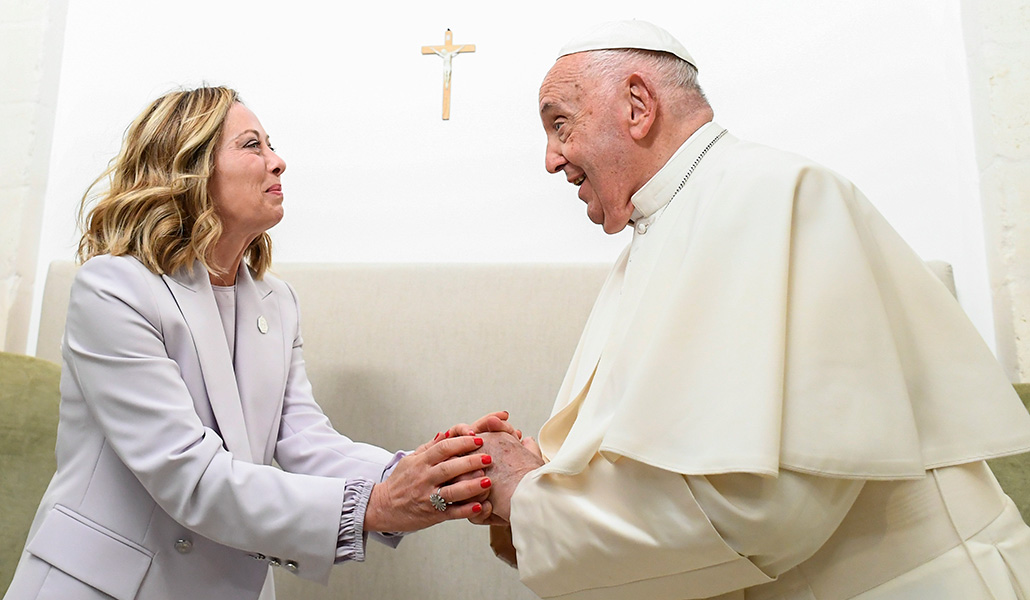 El papa Francisco habla con la primera ministra italiana, Giorgia Meloni , tras llegar en helicóptero a la cumbre del Grupo de los Siete en Borgo Egnazia, en la región de Apulia, en el sur de Italia, el 14 de junio de 2024