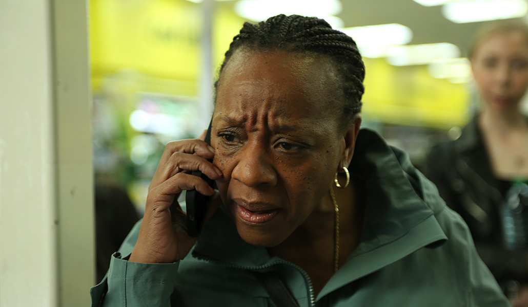 Marianne Jean-Baptiste es Pansy, una mujer sumida en la soledad y la incomunicación