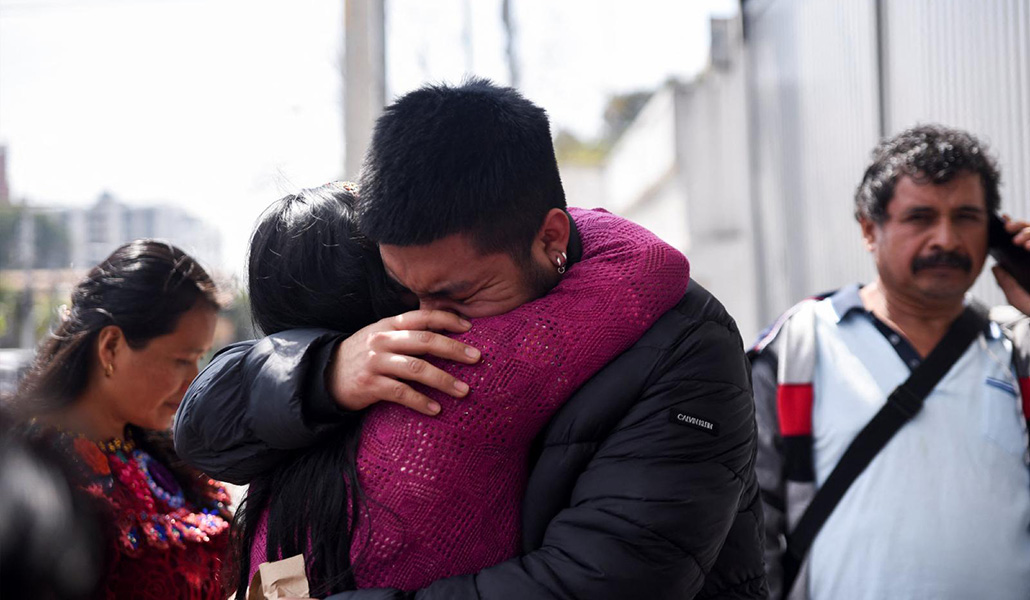 Migrantes guatemaltecos se despiden antes de un vuelo de deportación el 27 de enero
