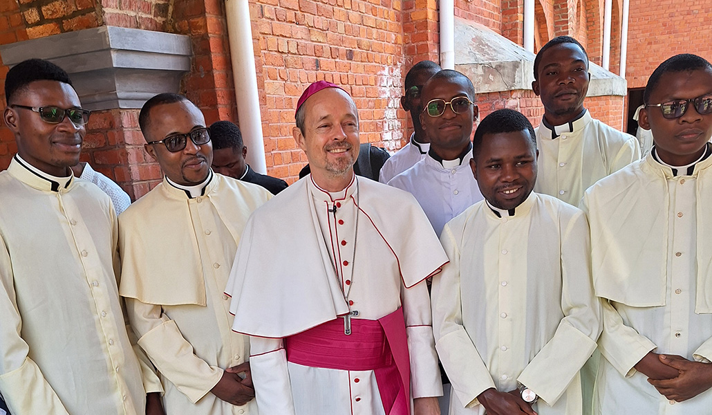 El nuncio durante una visita al seminario de la diócesis de Kisantu