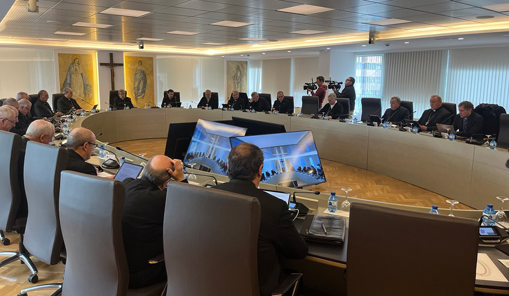Los obispos durante la reunión de la Permanente