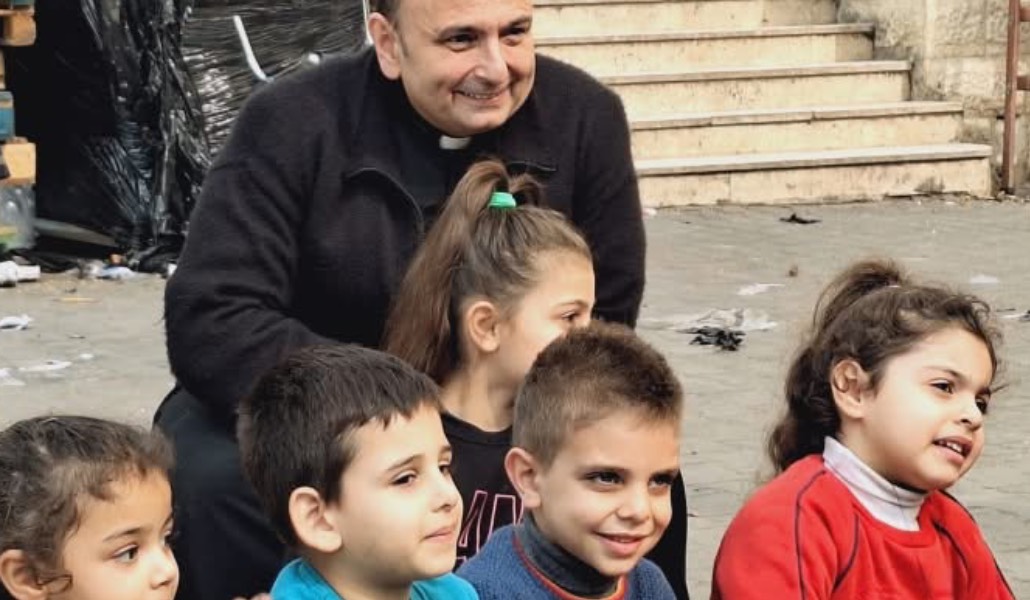 El padre Romanelli con niños acogidos en la parroquia.