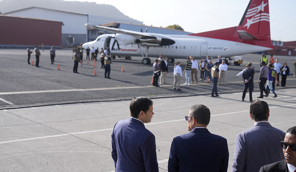 El secretario de Estado de EE. UU., Marco Rubio, supervisa en Panamá el despegue de un avión para deportar a migrantes a Colombia
