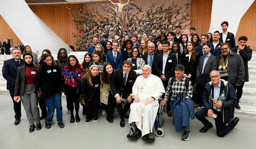 El Papa con los jóvenes participantes de Meaning Meets Us