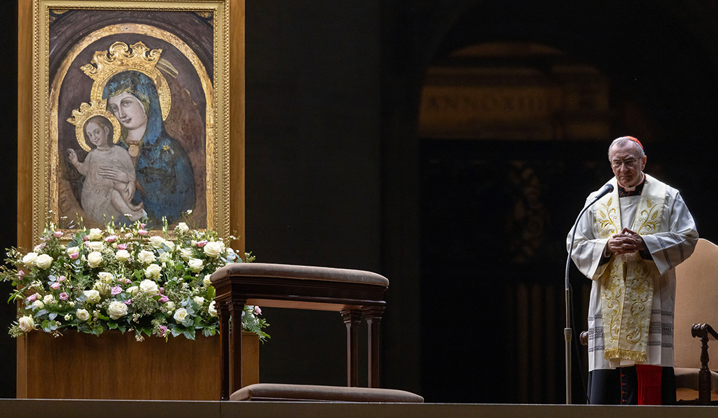 Parolin durante el rezo por el Papa en la plaza de San Pedro