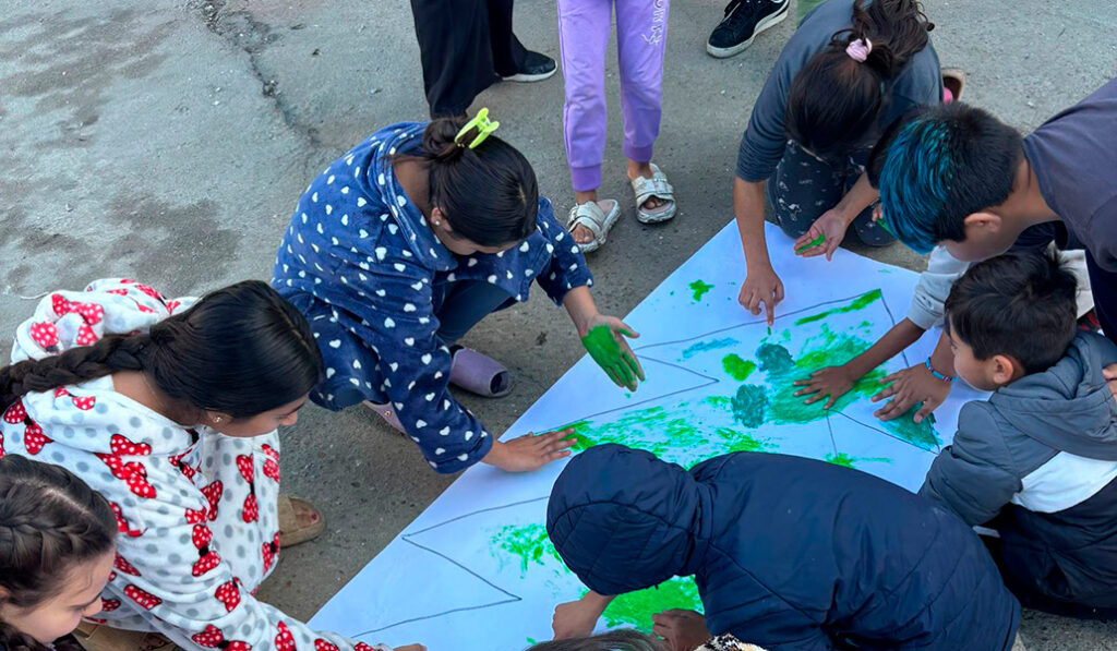 Los niños de la Cañada Real son atendidos por voluntarios de la parroquia