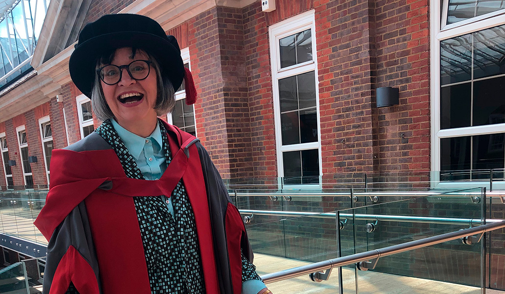 Philippa Perry con motivo de recibir un doctorado honorífico de la Universidad de Middlesex en 2023
