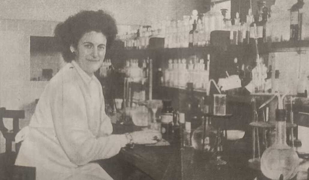 De la Cierva en una foto antigua en un laboratorio, rodeada de material