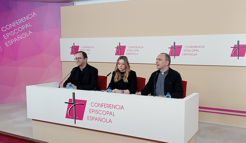 Miguel Garrigós, de la CEE, y una de las alumnas de la Universidad Pontificia de Salamanca que ha desarrollado la creatividad de la campaña
