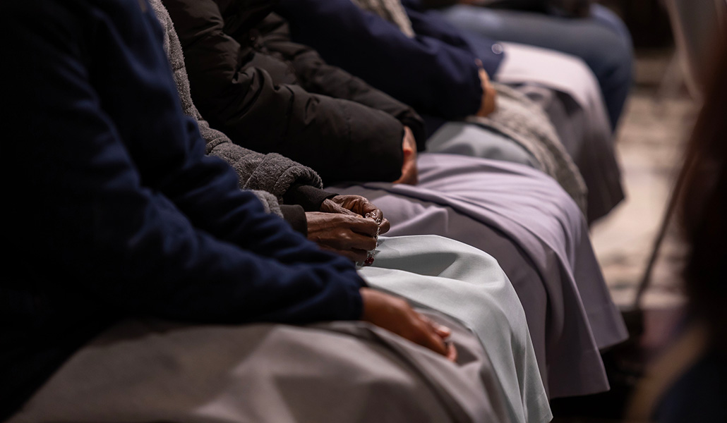 Religiosas rezan por la salud del Papa Francisco el pasado domingo en la basílica de San Pedro