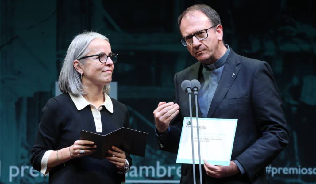 María del Carmen de la Fuente y Josep Buades recogen el premio Desalambre