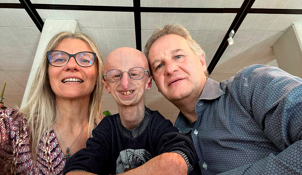 Sammy con sus padres, quienes le inculcaron la fe desde que era niño