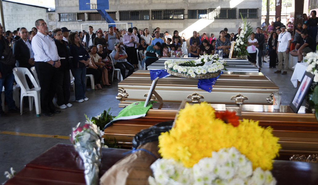 El presidente del país durante el funeral por las víctimas