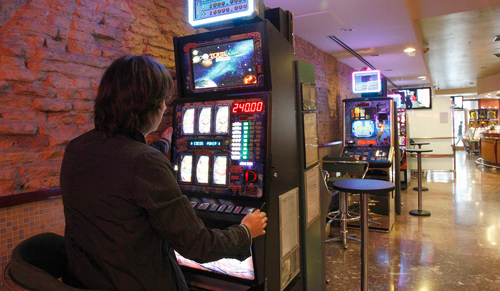 Una persona juega a una tragaperras