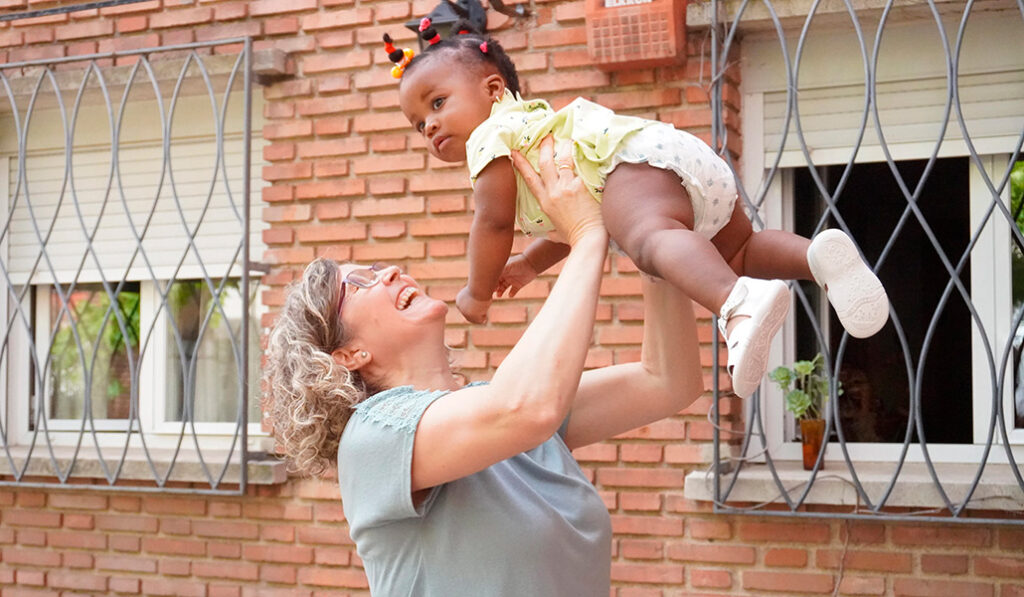 Muchas mujeres en Villa Teresita tienen hijos a su cargo. También se alojan allí