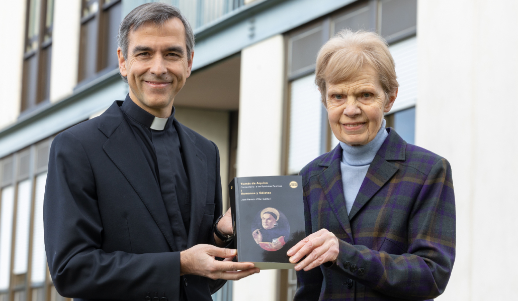 Los profesores Gregorio Guitián y Elisabeth Reinhardt con el libro recientemente publicado