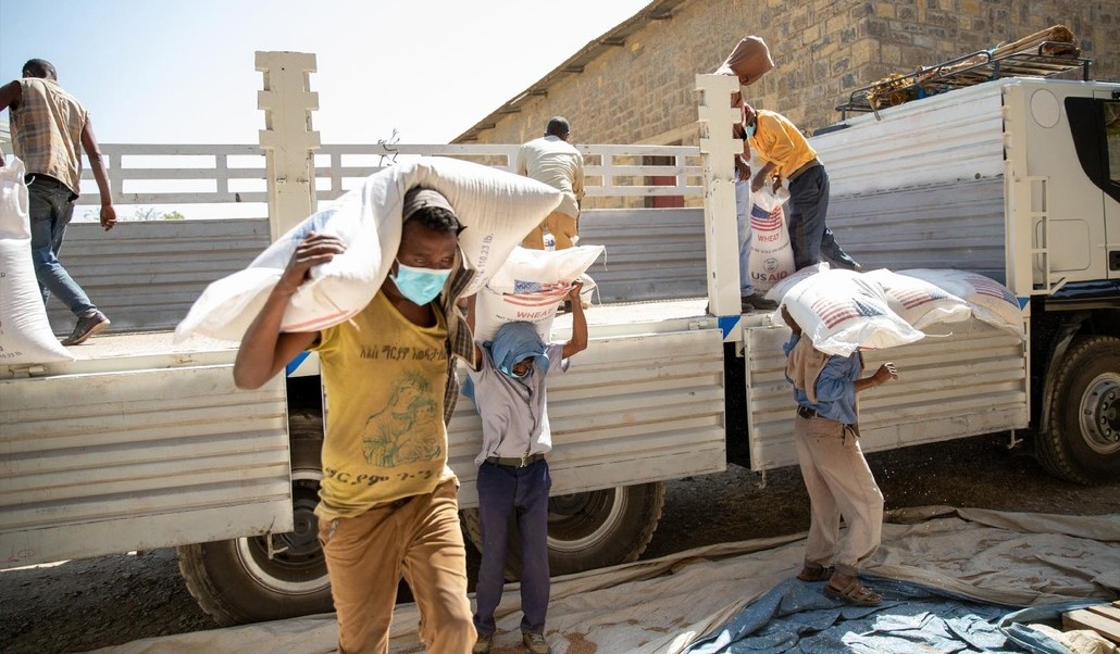 Transporte de alimentos financiados por USAID a un almacén del Catholic Relief Services en el Tigray, Etiopía