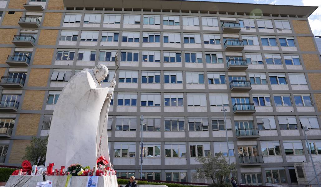 Estatua de Juan Pablo II en el exterior del Hospital Policlínico Agostino Gemelli de Roma