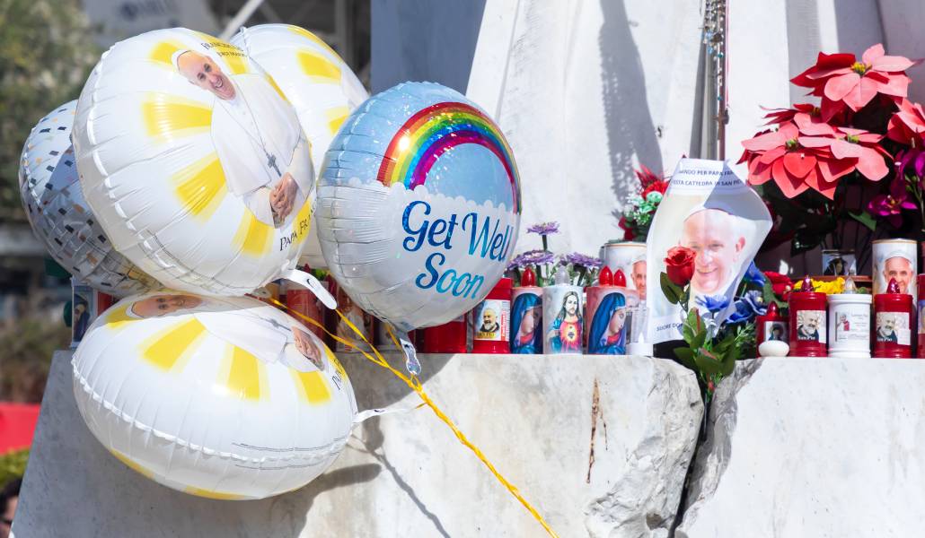 Globos en el Gemelli de Roma deseando la recuperación del Papa