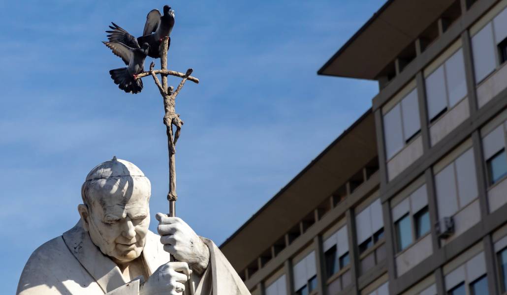 Estatua de san Juan Pablo II que hay en el exterior del hospital donde se encuentra hospitalizado el Papa Francisco