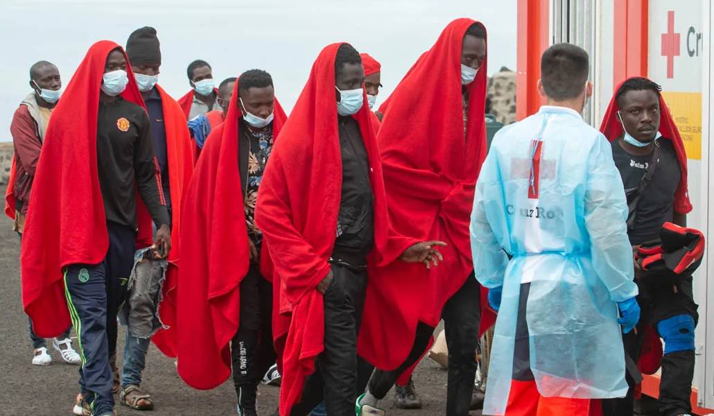 Inmigrantes en el puerto de Arrecife, en Lanzarote