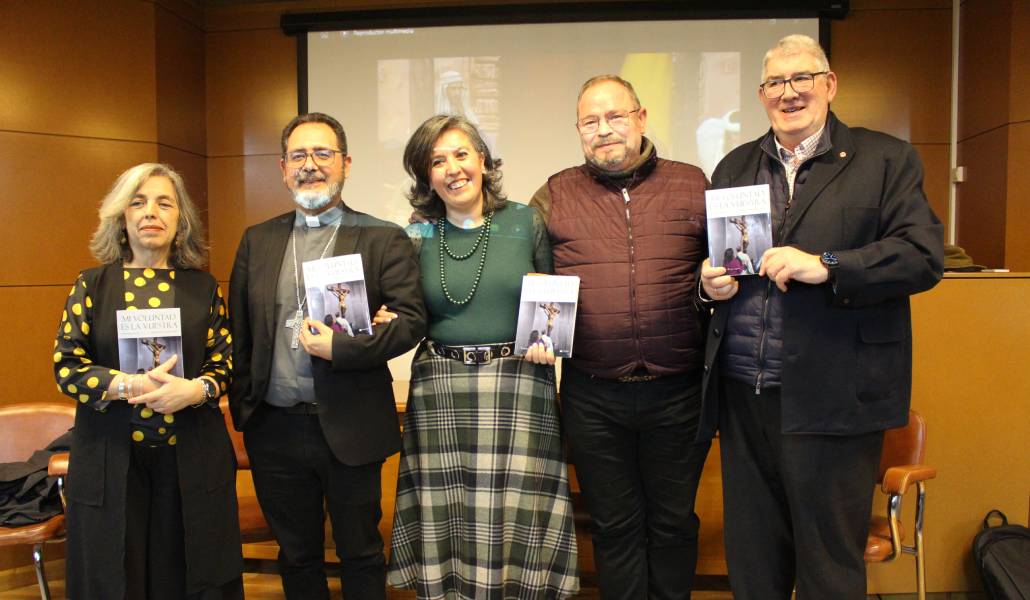 Rosina, el obispo Vicente Martín, María del Carmen Linares, José Antonio y Jaime en la presentación del libro