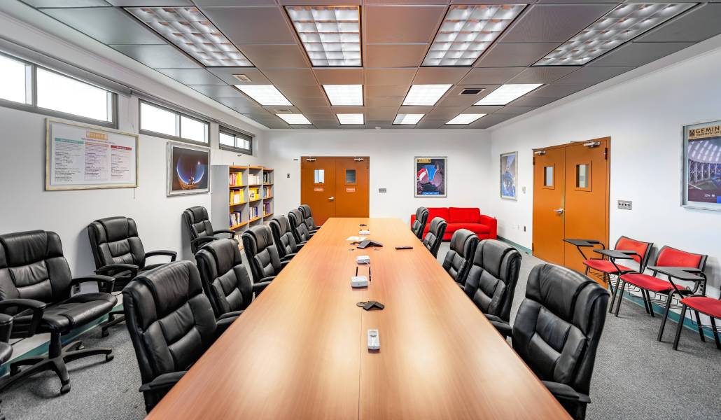 Recreación de cómo es por dentro una sala de reuniones para los juicios canónicos y procedimientos de disciplina congregacional