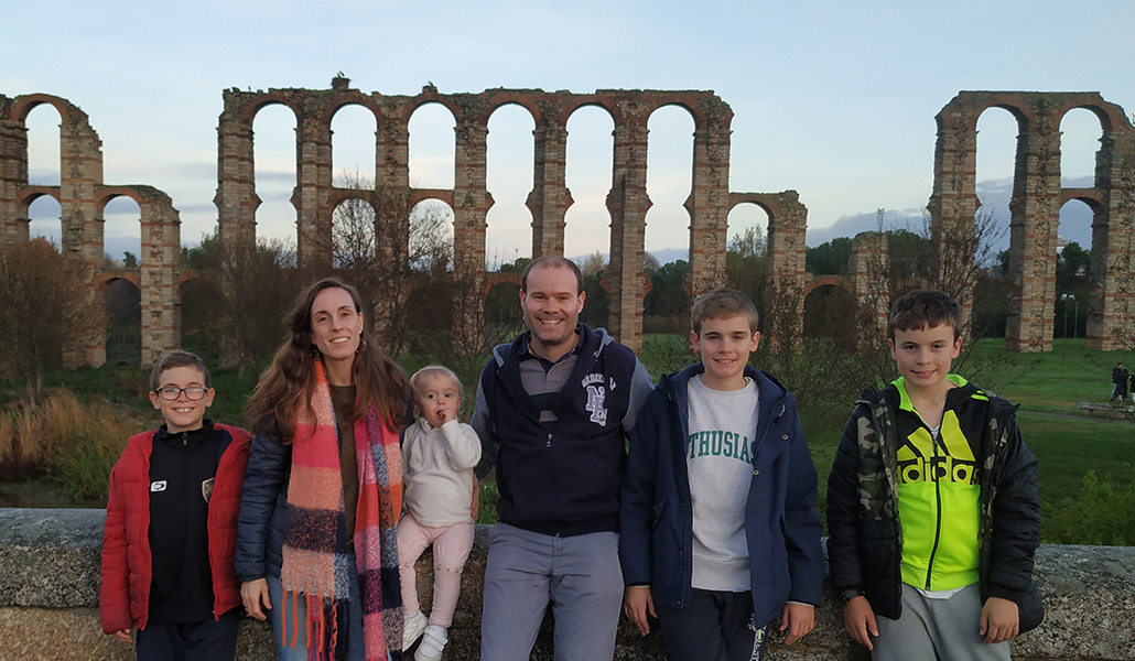 María Camarena, la segunda por la izquierda, junto a su familia. Acogen aunque tengan cuatro hijos
