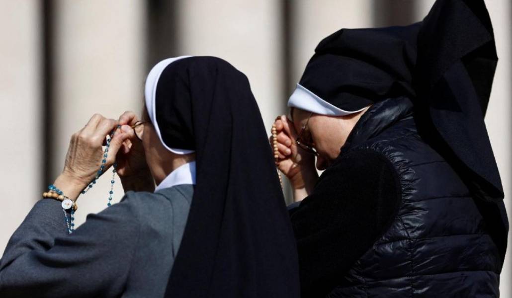 Religiosas rezan en la plaza de San Pedro por la salud del Papa Francisco