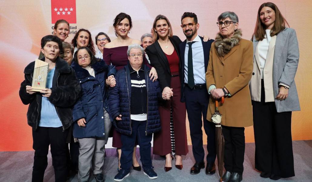 El director, Borja Lucas, junto a profesionales y mujeres con discapacidad de la fundación en la recogida del galardón este viernes