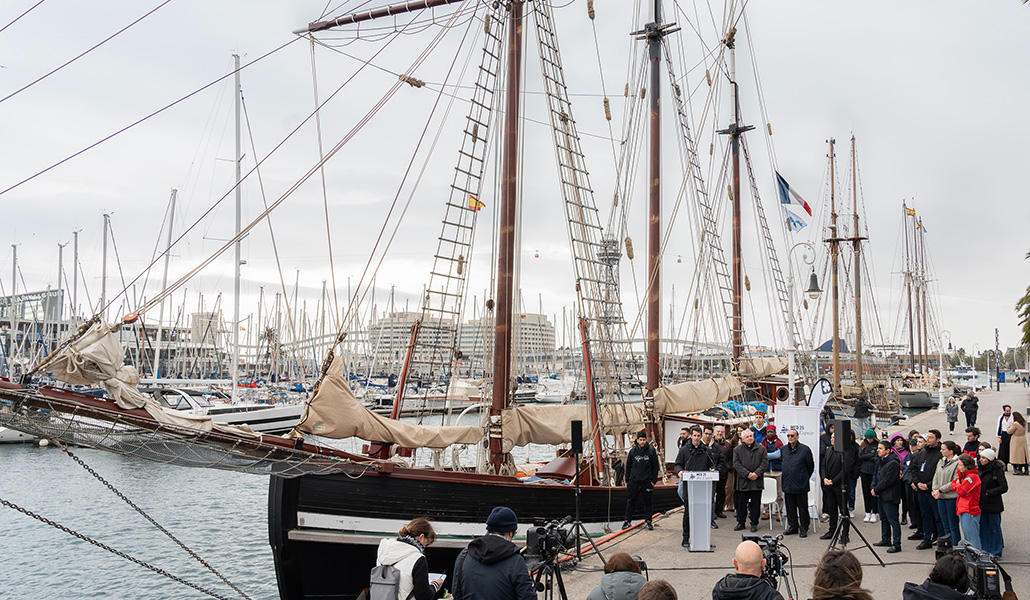 Carlos Bosch pronuncia unas palabras durante la despedida del barco