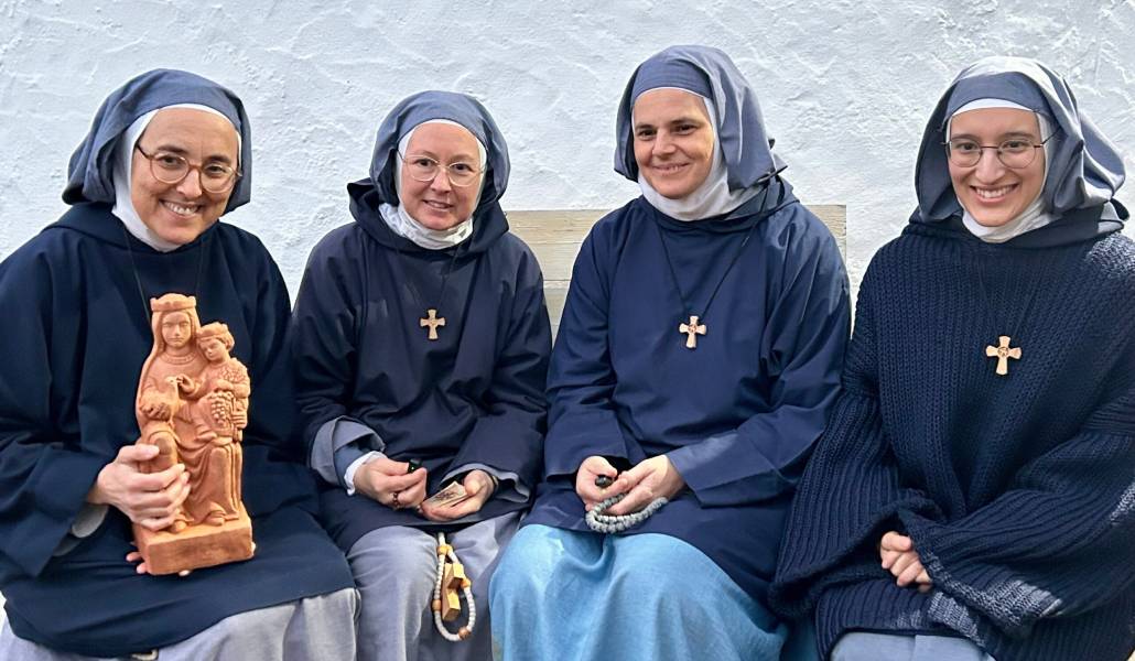 Las cuatro religiosas junto a una estatua fabricada por ellas de Nuestra Señora de la Bondad de Dios