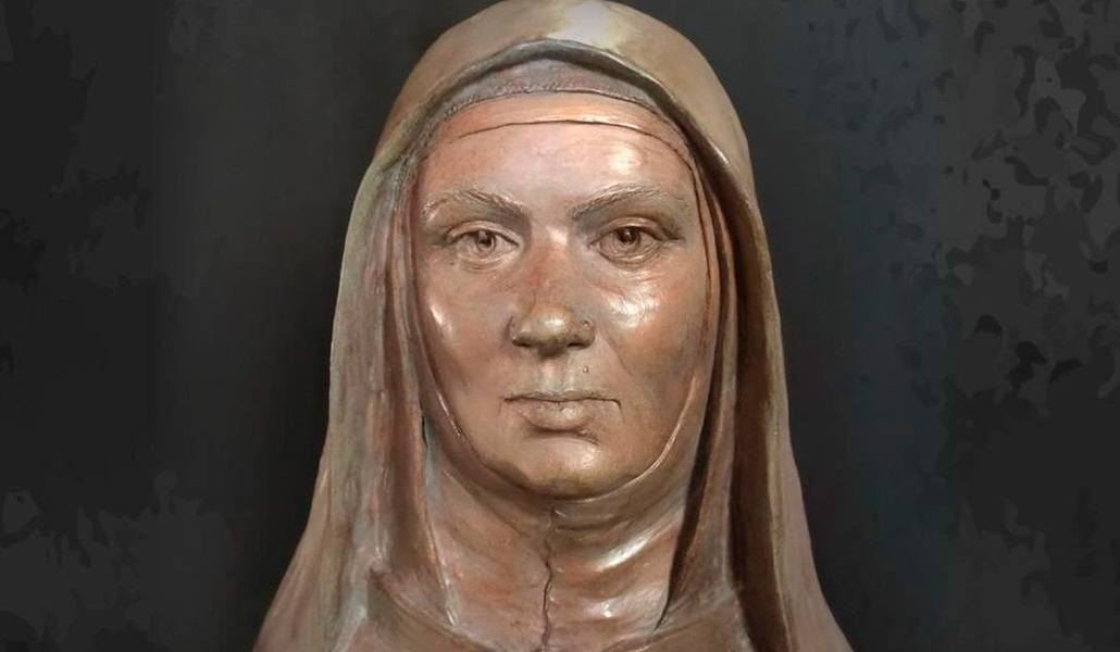 Primer plano del busto de terracota de santa Teresa de Jesús