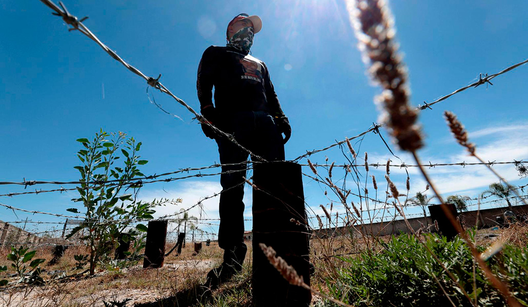 Un miembro de una patrulla de búsqueda de fallecidos en el rancho Izaguirre