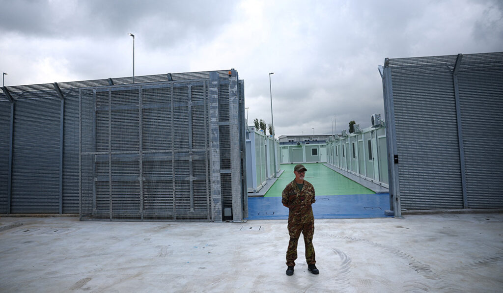 Un militar italiano monta guardia en el centro de migrantes de Italia en Gjader (Albania) en octubre
