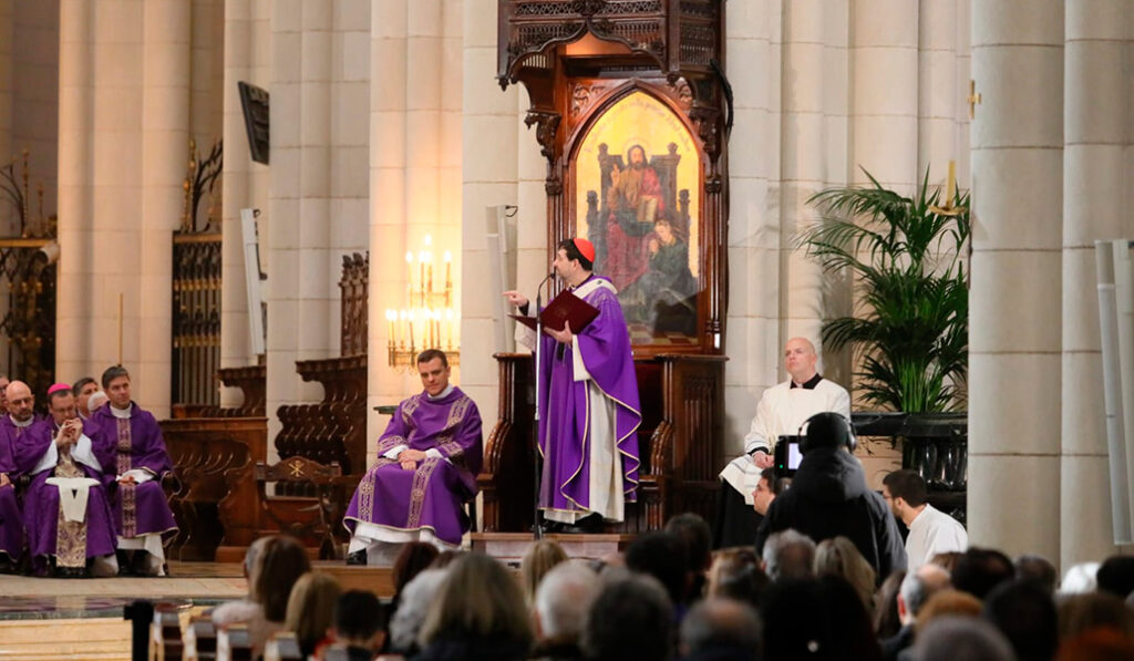 El cardenal Cobo preside la Misa funeral en el vigésimo aniversario del 11M en la catedral de Santa María la Real de la Almudena